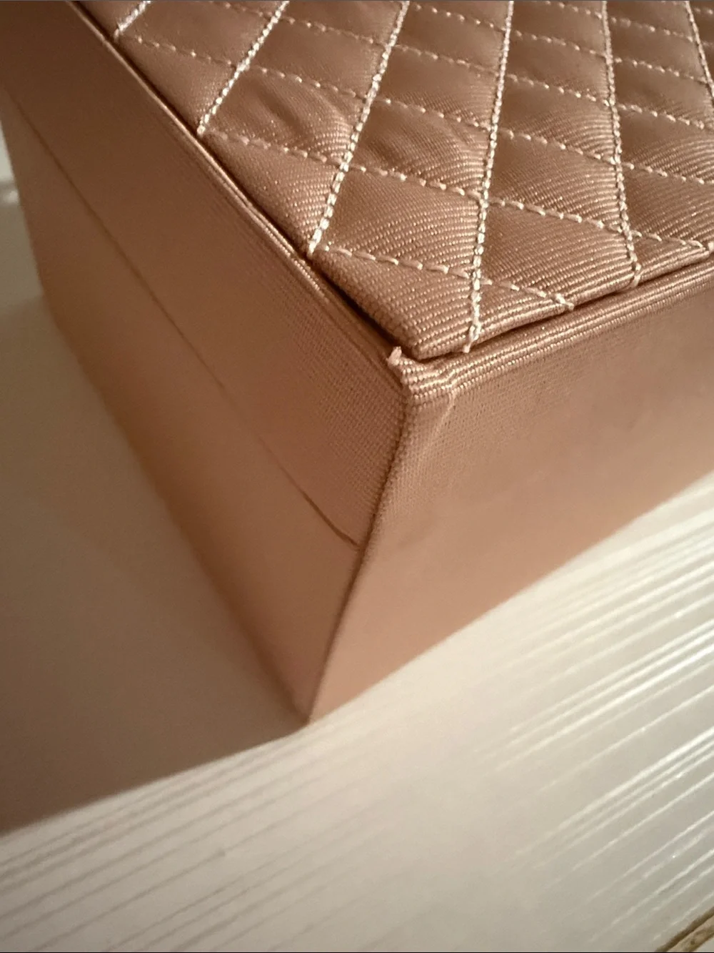 Gucci Beauty pink jewelry and makeup vanity case with a floral-lined interior. - Picture 11 of 15